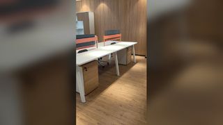 Uma mesa minimalista para uma equipe de quatro pessoas