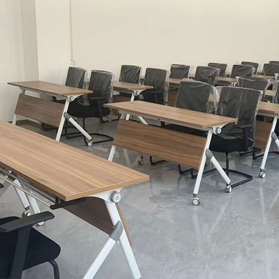 Mesa de formação de estudantes e funcionários com rodas