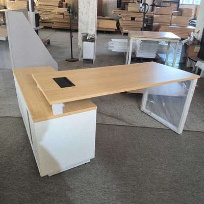 Mesa de escritório comercial com armário lateral